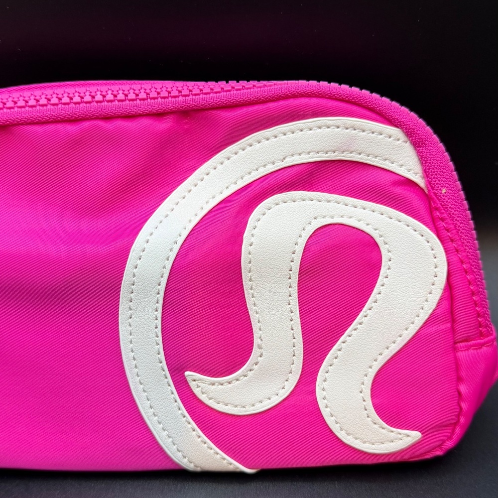 lululemon belt Bag Front logo - Picture 3 of 7